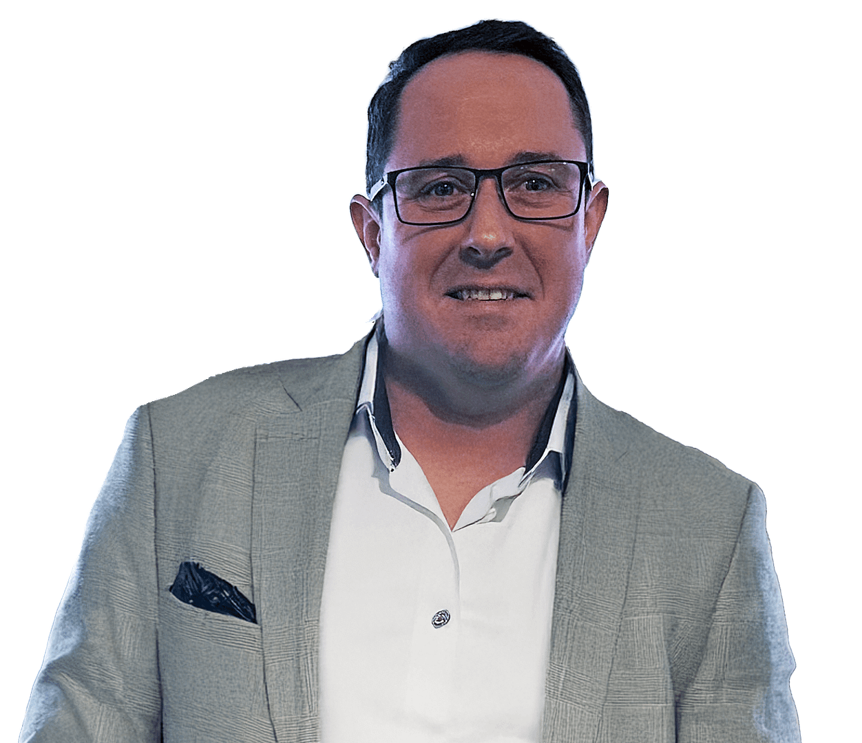 headshot Ein Mann in einem grauen Sakko und Hemd mit Brille vor weißem Hintergrund.