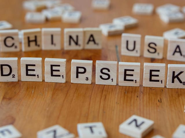 pexels-markus-winkler-1430818-30839687 Scrabble-Buchstaben DEEP SEEK auf Holztisch, mit CHINA und USA im Hintergrund.